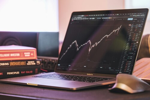 LessInvest: A Guide to Smart, Minimal Investment Strategies